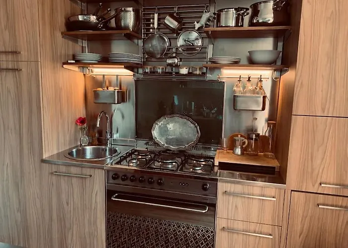 All'ombra Del Duomo - Vista Sullo Scorcio *